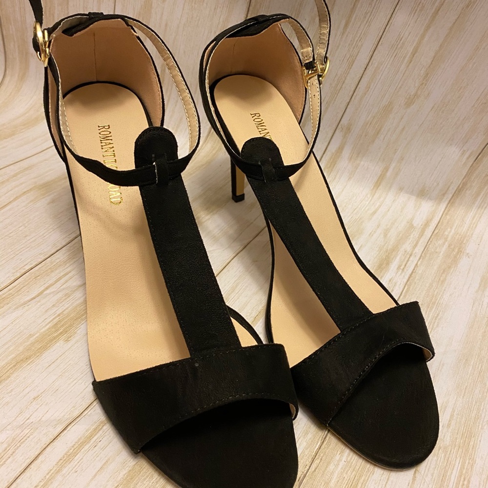 Romantic Road Black Suede strap heels Size 10
NEW